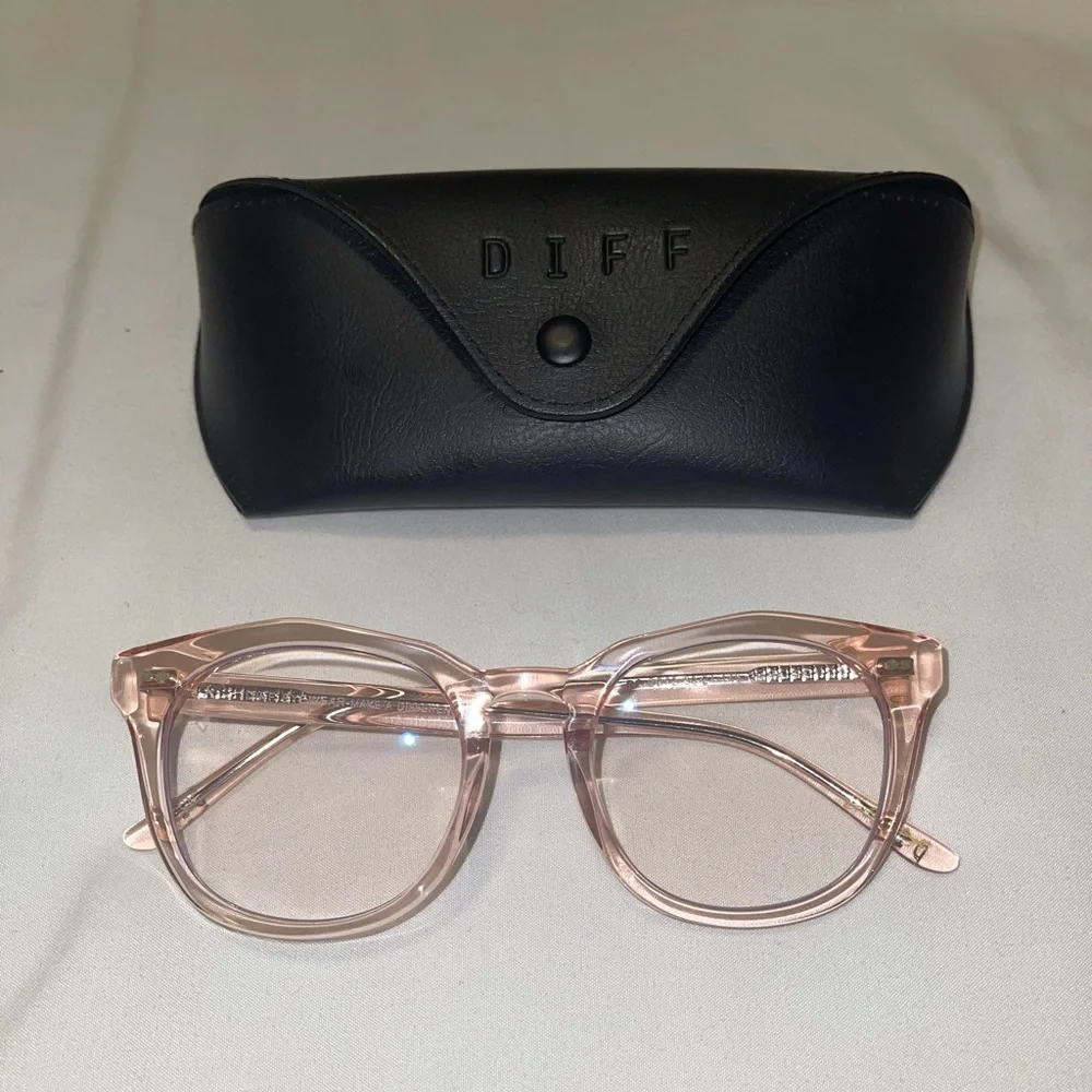 Diff Eyewear Women's Translucent Pink Round Square Glasses with Black Case